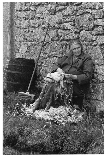 Annie Harvey plucking a fowl for dinner, Batworthy Farm 1980.jpg