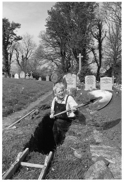 Murray Coombes digging a grave in Throwleigh churchyard 1981.jpg
