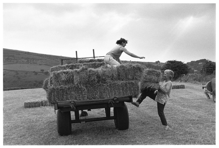 Shirley Stephens & Rosemary Mudge loading bales, Huccaby Fram 1999.jpg