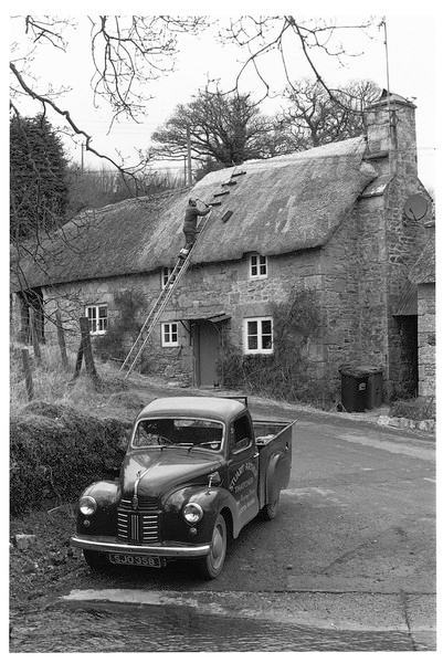 Stuart Arthur thatching at Ponsworthy 1998.jpg